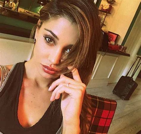 belen tette|Belen Rodriguez dorme tutta nuda e l’amica la fotografa